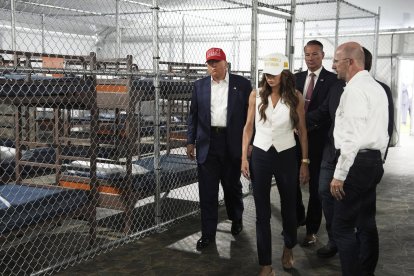 El presidente Trump y la secretaria de Seguridad Nacional visitan el centro de detención
