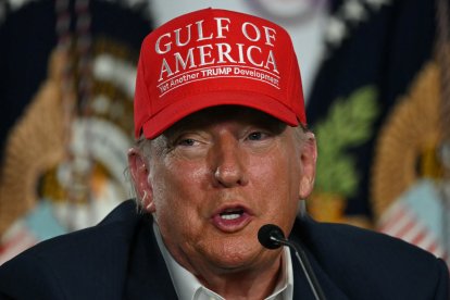 El presidente Donald Trump ofrece una conferencia de prensa en Florida