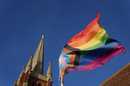 Bandera LGBTQ flameando (Archivo)