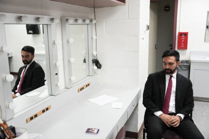 Zohran Mamdani antes de un debate en las primarias.
