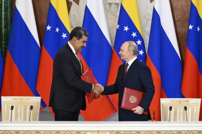 Vladimir Putin y Nicolás Maduro estrechan su mano en una imagen de archivo