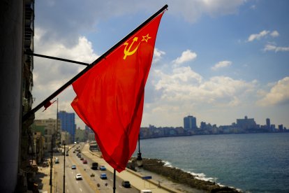 Una bandera de la Unión Soviética ondea en el Malecón de La Habana