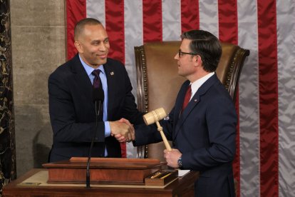 El líder de la minoría de la Cámara de Representantes de los Estados Unidos, Hakeem Jeffries (demócrata de Nueva York), entrega el mazo de presidente de la Cámara al presidente de la Cámara de Representantes de los EE.UU., Mike Johnson (republicano de Luisiana)