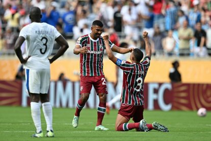 Thiago Silva se lanza al piso y recibe el abrazo de su compañero, Juan Pablo Freytes