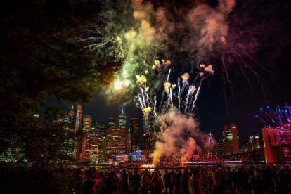 Los fuegos artificiales iluminan el horizonte de Manhattan durante la celebración del 4 de Julio de Macy’s