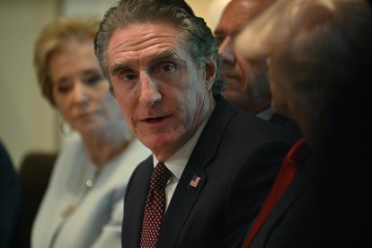 Burgum en una reunión de gabinete/ Jim Watson