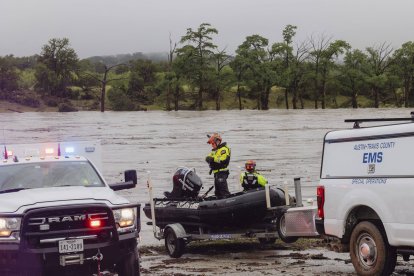 Miembros del Grupo Operativo 1 despliegan embarcaciones a lo largo del río Guadalupe tras una destructiva inundación en Kerrville el viernes 4 de julio de 2025.