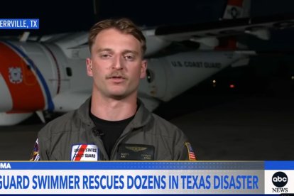 Scott Ruskan, héroe en los rescates por las inundaciones de Texas, durante una entrevista con ABC News