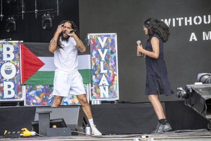 Bob Vylan con una bandera palestina