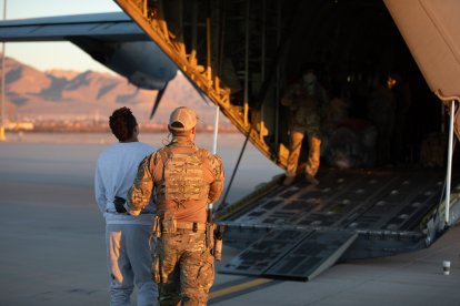 El Servicio de Inmigración y Control de Aduanas de EE.UU., en coordinación con el Servicio de Aduanas y Protección de Fronteras de EE.UU., ayuda en la deportación de extranjeros ilegales en el aeródromo del Ejército de Biggs, Fort Bliss, Texas, 8 de febrero de 2025.