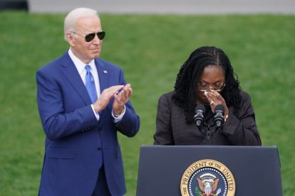 La confirmada jueza asociada del Tribunal Supremo Ketanji Brown Jackson se seca una lágrima mientras habla para celebrar su confirmación en el Jardín Sur de la Casa Blanca en Washington, DC, el viernes 8 de abril de 2022.