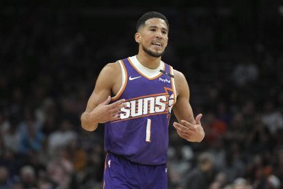 Devin Booker, durante un partido con los Phoenix Suns