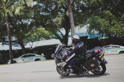 Piloto de moto de la policía en el Gran Premio de Miami, sábado 7 de mayo de 2022. Autódromo Internacional de Miami, Miami, Florida, EE. UU.
