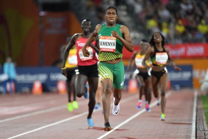 La sudafricana Caster Semenya compite en la final de 800 metros femeninos de atletismo durante los Juegos de la Commonwealth de Gold Coast 2018 en el estadio de Carrara, en Gold Coast, el 13 de abril de 2018.