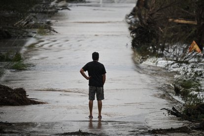 Un hombre observa una zona inundada en Texas