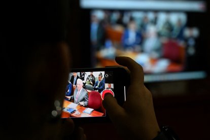 Un periodista graba una de las audiencias contra Álvaro Uribe.