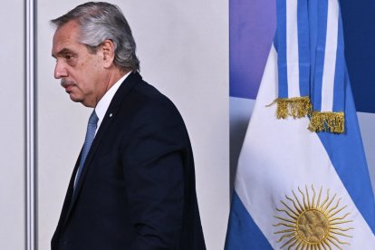 El expresidente argentino Alberto Fernández llegando a una conferencia de prensa