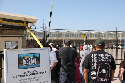 Familiares de los detenidos en la redada de inmigración en Glass House Farms