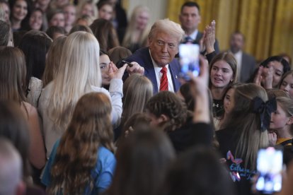 El presidente Donald Trump firma la orden ejecutiva que evita que hombres biológicos jueguen en deportes femeninos