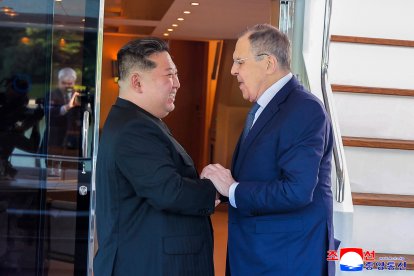Esta foto tomada el 12 de julio de 2025 y difundida por la Agencia Central de Noticias de Corea del Norte (KCNA) oficial el 13 de julio de 2025 muestra al líder norcoreano Kim Jong Un reunido con el ministro de Exteriores ruso Sergei Lavrov en Wonsan, Corea del Norte.