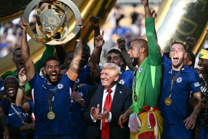 El capitán del Chelsea, Reece James, alza el trofeo junto a sus compañeros y Donald Trump