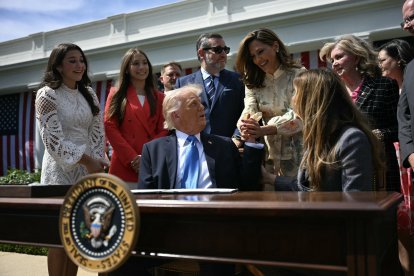 El presidente Donald Trump junto a la legisladora María Elvira Salazar (Archivo)