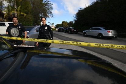 Agentes de policía aseguran una escena del crimen en Los Ángeles