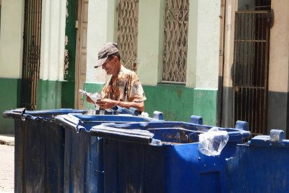 Un hombre busca en la basura de Cuba, en medio de la crisis que enfrenta la isla