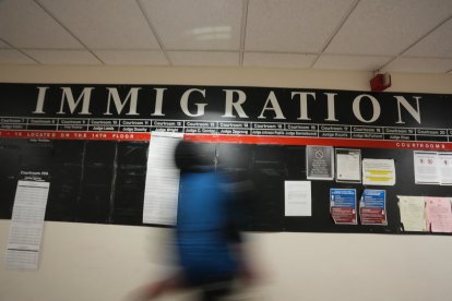 Un agente del Servicio de Inmigración y Control de Aduanas (ICE) dentro del juzgado de Federal