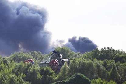 El humo causado por el incendio en el escenario del Festival Tomorrowland