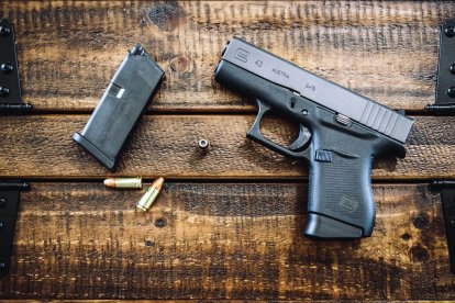 Una pistola Glock con municiones sobre una mesa (Archivo)