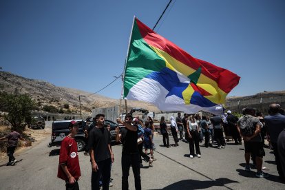 Syrian Druze return to Syria through the Israeli border