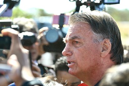 Jair Bolsonaro atiende a los medios a las puertas del Senado de Brasil