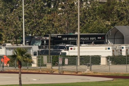 Las autoridades, fuera de las instalaciones donde se ha producido la explosión