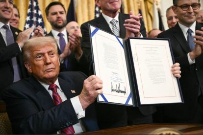 El presidente de Estados Unidos, Donald Trump, exhibe la Ley GENIUS