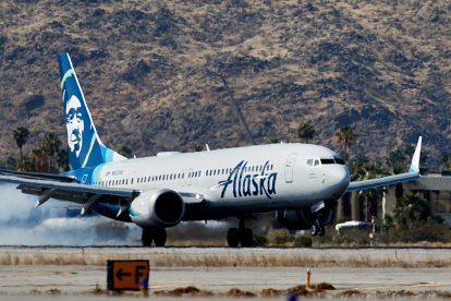 FOTO DE ARCHIVO: 12 de mayo de 2023, Palm Springs, California, EE.UU.: Un Boeing 737 Max 9 de Alaska Airllines aterriza en Palm Springs