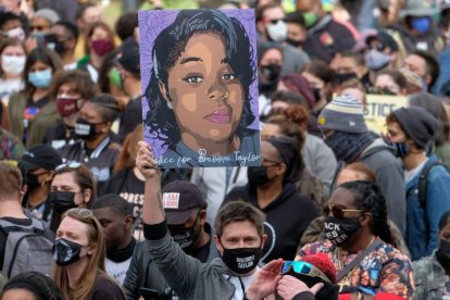 Retrato de Breonna Taylor durante una manifestación