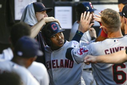 El tercera base de los Indios de Cleveland José Ramírez (11) celebra en el dugout con sus compañeros de equipo después de batear un jonrón solitario contra los Medias Blancas de Chicago el 11 de agosto de 2018 en el Guarantee Rate Field en Chicago, Illinois.