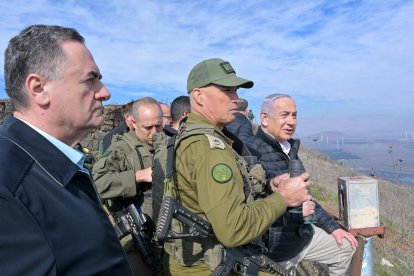 El Primer Ministro israelí BENJAMIN NETANYAHU (dcha.) y el Ministro de Defensa ISRAEL KATZ (izq.) visitan un punto de observación en el monte Bental, en los Altos del Golán fronterizos con Siria. El Primer Ministro fue informado sobre el refuerzo de las unidades de las FDI en la frontera siria y la preparación de combate de las FDI para futuras operaciones.