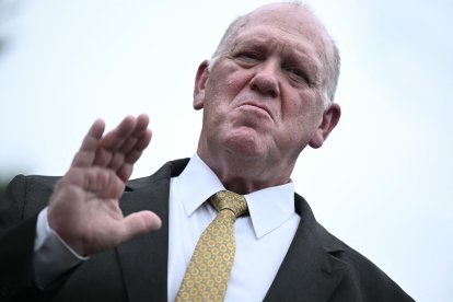 El zar de la frontera Tom Homan habla con reporteros.