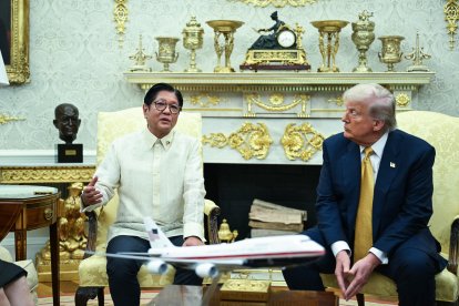 El presidente filipino Ferdinand Marcos Jr. habla con el presidente Donald Trump