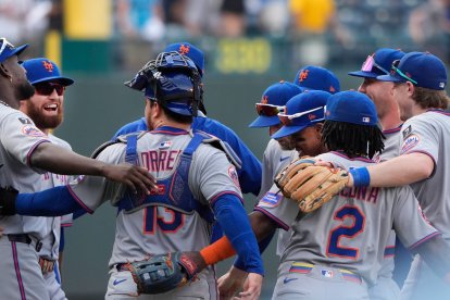 Los Mets celebran la victoria contra los Royals en el Kauffman Stadium de Kansas City, Missouri.
