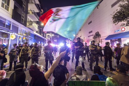 Imagen de archivo de una bandera mexicana durante las protestas de California