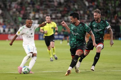 El centrocampista del MLS All Stars Hany Mukhtar (29) del Nashville SC chuta el balón durante la primera parte del Partido de las Estrellas de la MLS 2025 en el Q2 Stadium.
