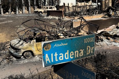 Daños causados por el incendio forestal en Altadena Drive