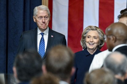 La ex secretaria de Estado Hillary Clinton, a la derecha, y el ex presidente Bill Clinton llegan antes de la 60ª Inauguración Presidencial en la Rotonda del Capitolio de EE.UU. en Washington, lunes 20 de enero de 2025.