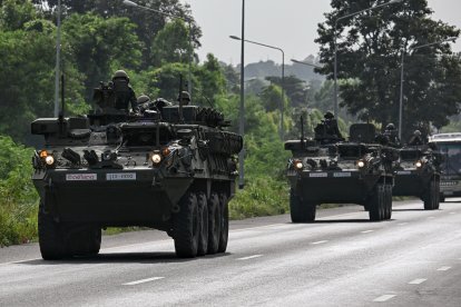Soldados del Ejército Real Tailandés aparecen en la imagen a bordo de vehículos blindados en una carretera de la provincia de Chachoengsao el 24 de julio de 2025.