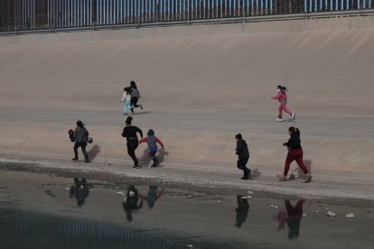 Familia de inmigrantes ilegales intentan cruzar la frontera
