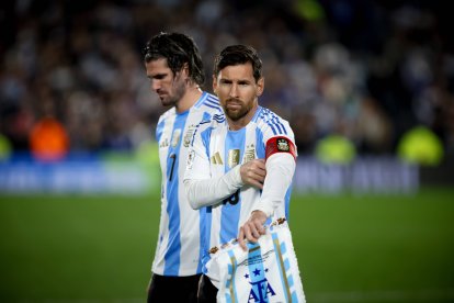 Lionel Messi y Rodrigo De Paul de Argentina vistos en acción durante el partido entre Argentina y Colombia como parte de las Eliminatorias para la Copa Mundial de la FIFA 2026 en el Estadio Mas Monumental. Resultado final: Argentina 1 - 1 Colombia.