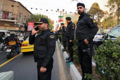 La policía iraní monta guardia frente a la embajada turca durante una protesta contra el apoyo de Turquía a una alianza rebelde dominada por los islamistas que lucha contra el régimen en Siria, el 2 de diciembre de 2024 en Teherán. El presidente sirio, Bashar al Assad, cuenta con el apoyo de Rusia e Irán, que han confirmado que ayudarán a su ejército a contraatacar después de que Alepo, la segunda ciudad del país, quedara fuera del control del gobierno.